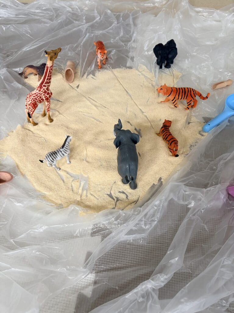Safari sensoryczne — figurki zwierząt na mące i makaronie